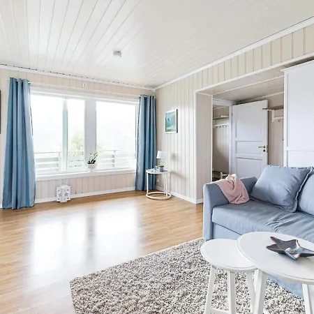 10 Person In Kalvag-by Traum