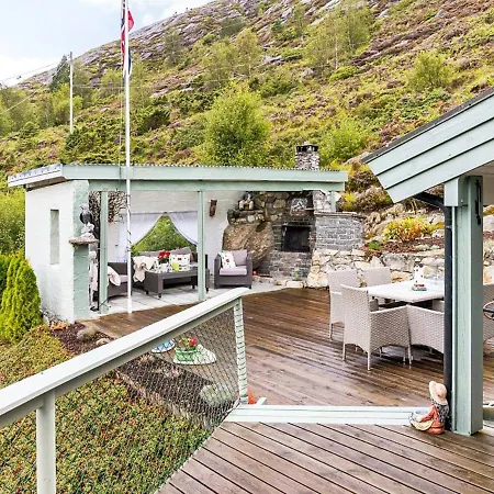 10 Person In Kalvag-by Traum