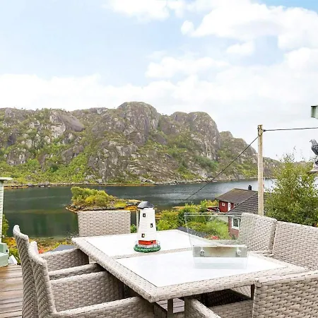 10 Person In Kalvag-by Traum Kalvåg